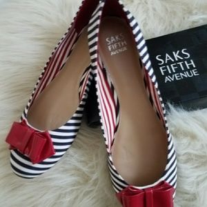 Saks fifth avenue Razzy Bow Flat